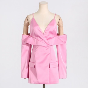 Détail de la robe rose en satin avec volants élégants et accents aux manches d'épaules