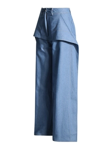 Jean taille haute jambe large bleu clair avec un design asymétrique drapé unique