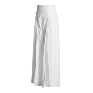 Détail du pantalon blanc taille haute à jambes larges avec plis élégants et silhouette fluide