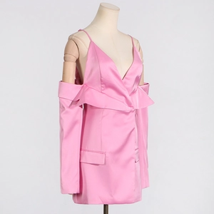 Vue détaillée d'une robe en satin rose avec volants à épaules dénudées et manches
