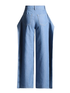 Jean bleu clair taille haute à jambes larges avec empiècements latéraux pour un look structuré