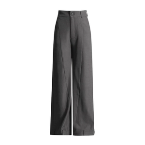 Gros plan sur le pantalon large gris anthracite à taille haute avec texture premium