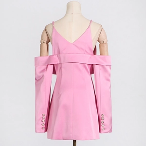 Vue détaillée du dos d'une robe en satin rose avec poignets boutonnés élégants
