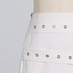 Detailansicht des weißen Twill-Blazers mit silbernen Metallösen und seitlichem Reißverschluss
