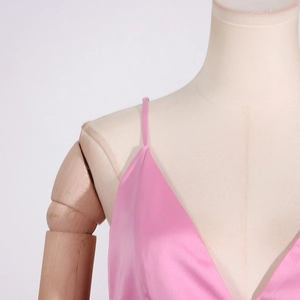 Gros plan d'un caraco en satin rose à col en V profond sur un mannequin de couture