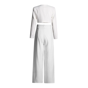 Vue arrière d'un blazer blanc court et d'un pantalon large taille haute avec fermeture