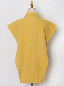 Camicia senza maniche giallo senape da donna con collo a rever e vista posteriore