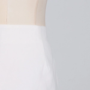 Detail der minimalistischen weißen Taille mit glatten Nähten auf hochwertigem Stoff