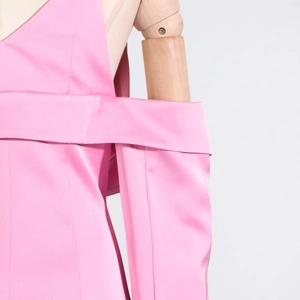 Vue détaillée du blazer en satin rose avec épaules dénudées et col replié élégant