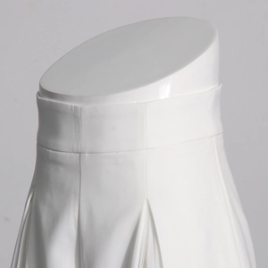 Détail du pantalon blanc à taille haute avec plis marqués et texture de tissu tissé chic