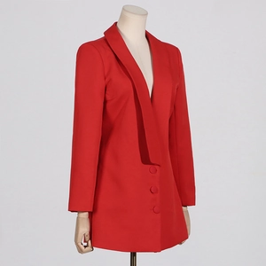 Vue latérale détaillée d'un blazer rouge cintré avec trois boutons sur un mannequin