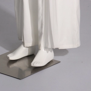 Détail du pantalon blanc à jambes larges avec fente élégante et drapé fluide raffiné