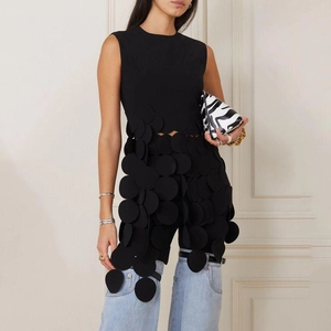 Détail du haut noir sans manches avec franges à disques circulaires superposés élégants