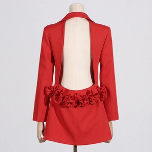 Détail du dos du blazer rouge avec découpe et fleurs 3D sculptées sur la taille