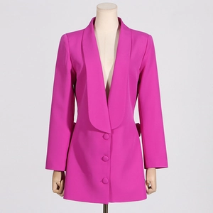 Détail d'une robe blazer fuchsia ajustée avec col châle et boutons ton sur ton