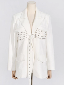 Weißer Nietene-Blazer für Damen mit silbernen Taschen und langärmeligem Bindegürtel