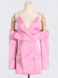 Robe en satin rose col V avec volants et manches longues sur un mannequin en bois
