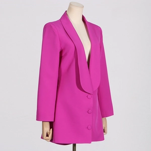 Détail d'une robe blazer ajustée rouge rose avec col châle et boutons assortis