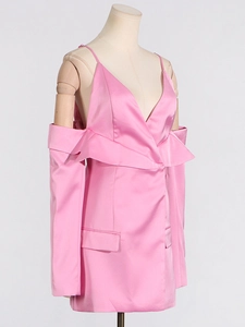 Robe blazer en satin rose à fines bretelles, volants et épaules dénudées