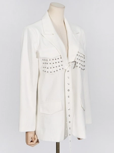 Eleganter cremefarbener Oversize-Blazer mit Nieten, Ösengürtel und Reverskragen für Damen