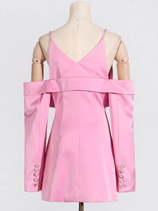 Mini robe en satin rose à épaules dénudées avec manches longues et boutons décoratifs