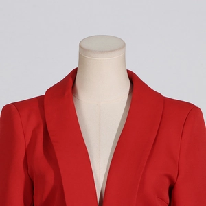 Vue détaillée du blazer rouge montrant le col châle et la structure des épaules