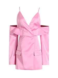 Robe en satin rose avec col en V profond, manches superposées et poches style blazer