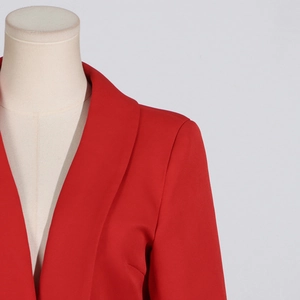Gros plan détaillé du col et de la couture d'épaule d'un blazer rouge à coupe ajustée