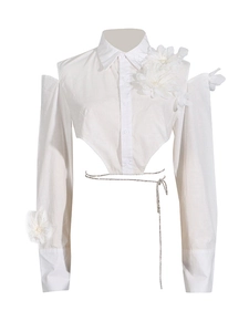 Weiße schulterfreie kurze Bluse mit 3D-Blumen und asymmetrischem Saum mit Bindeband