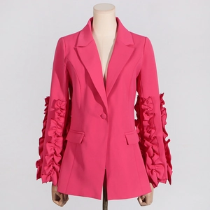 Detailansicht der rosaroten Anzugjacke mit Rüschenärmeln und funktionellen Pattentaschen