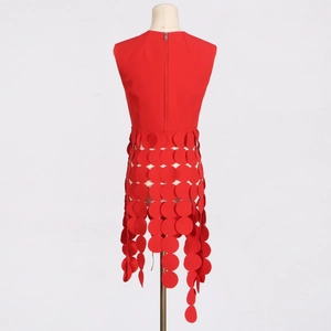 Détail de la robe rouge sans manches avec texture en disques et ourlet à franges
