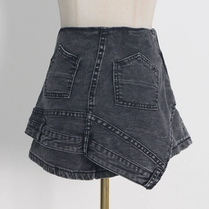 Détail de la jupe-short en jean gris foncé délavé avec design superposé et poches