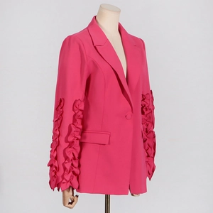 Detailansicht des fuchsiafarbenen Blazers mit eleganten Volantärmeln und Reverskragen