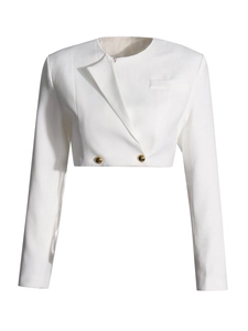 Blazer court blanc minimaliste avec épaules structurées et boutons dorés décoratifs