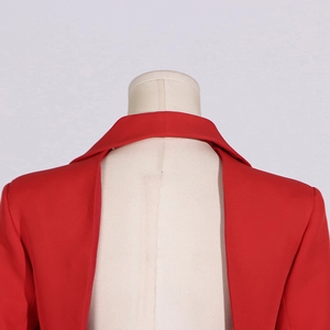 Vue détaillée du col arrière symétrique et des coutures précises du blazer rouge