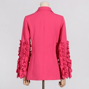 Detailansicht des rosa Blazers mit Rüschendesign an den Ärmeln und schmaler Passform