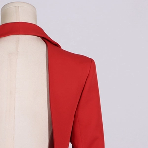 Détail du revers du blazer rouge et des coutures ajustées de l'épaule sur mannequin