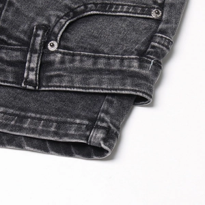 Détails du short en jean délavé gris foncé avec poches latérales et rivets en métal