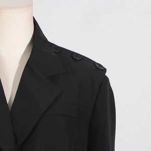Détail des boutons sur l'épaule d'un blazer noir structuré pour femmes élégantes