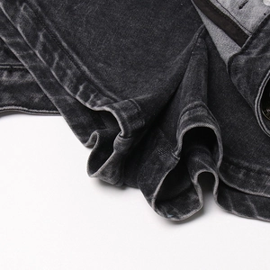 Vue macro détaillée du tissu denim gris foncé avec double surpiqûre renforcée