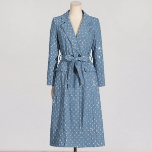 Détail du trench-coat bleu clair à paillettes avec col à revers et ceinture nouée