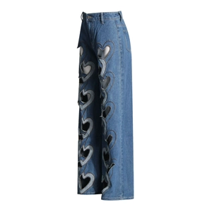 Detailansicht der High-Waist-Jeans mit herzförmigen Ausschnitten und Fransenkanten