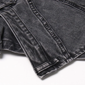 Détails de doubles coutures renforcées et de la taille sur short en jean gris