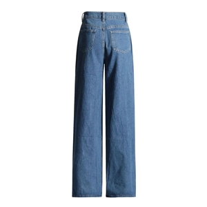 Detailansicht der High-Waist Wide-Leg Denim-Jeans mit funktionalen Gesäßtaschen