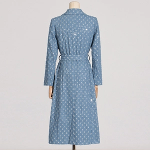 Vue détaillée du dos d'un trench-coat à paillettes bleu clair avec ceinture élégante