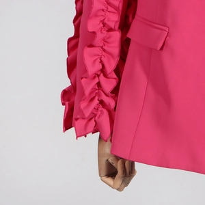 Nahaufnahme des rosérot Ärmels mit mehrlagigen Rüschendetails und gefaltetem Design