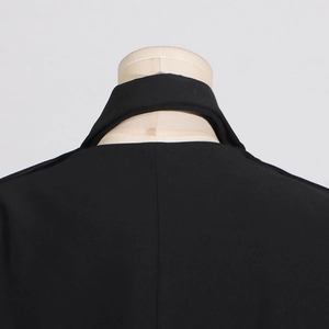 Détail du col et de la structure des épaules d'une veste blazer noire ajustée