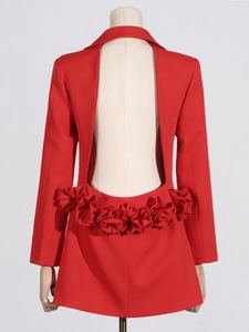 Blazer rouge ajusté pour femme avec dos nu et décorations de roses en 3D faites main