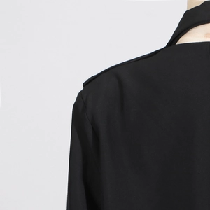 Gros plan détaillé de l'épaulette d'une veste de costume noire avec tissu en sergé