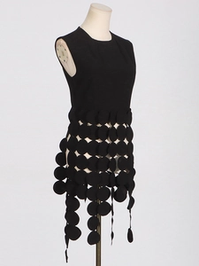 Haut noir sans manches à la mode avec franges rondes et design découpé au laser